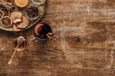 ahşap masa üzerinde mulled şarap ve bal Kupası üstten görünüm