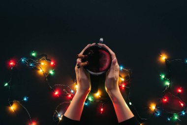 siyah, Noel kavramı izole garland yakınındaki mulled şarap bardak tutan kadın kırpılmış görüntü