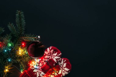 üstten görünüm Kupası mulled şarap, garland ve siyah, Noel kavramı izole eldivenler