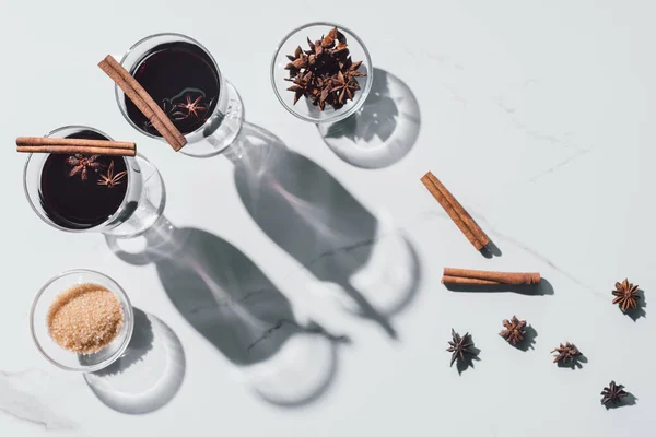 Vue Dessus Vin Chaud Dans Des Verres Sur Table Blanche — Photo