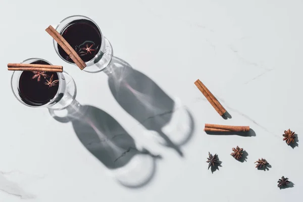 Top View Glasses Mulled Wine Cinnamon Sticks Carnation White Tabletop — Free Stock Photo