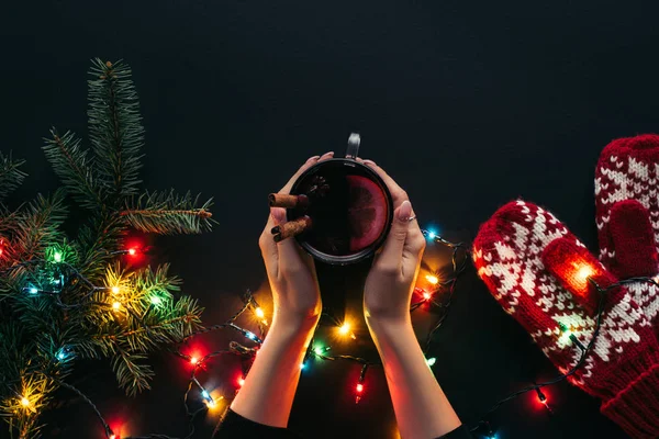 Körülvágott Kép Csésze Forralt Bor Közelében Karácsonyi Koszorú Elszigetelt Fekete — Stock Fotó