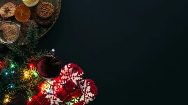 Повышенный Вид Чашки Глинтвейна Гирлянды Варежки Печенье Изолированы Черный Рождественская — стоковое фото