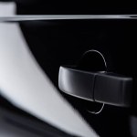 Крупный план дверной ручки нового черного автомобиля