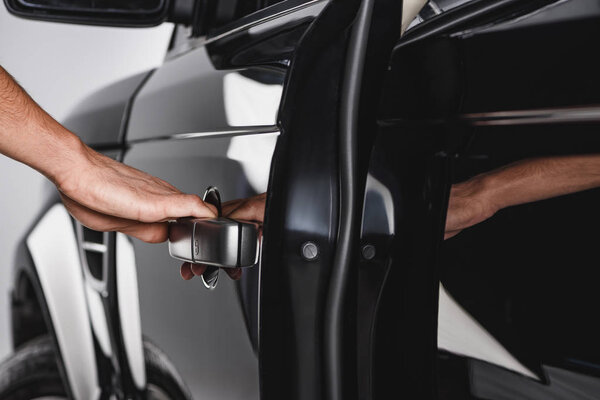 частичное представление человека с ручкой двери карты
