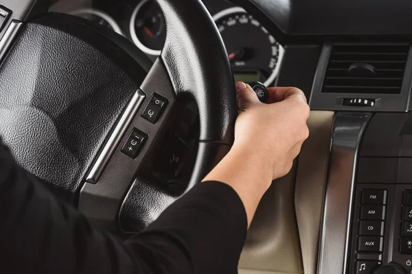 Bijgesneden Schot Van Vrouw Ruitenwissers Schakelen Tijdens Het Rijden Auto — Stockfoto