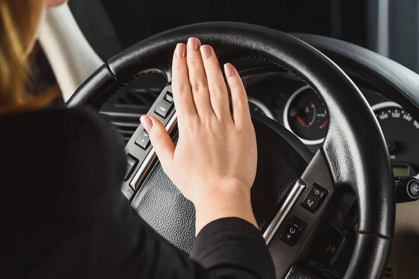 Обрезанный Снимок Женщины Сигналившей Время Вождения Автомобиля — стоковое фото