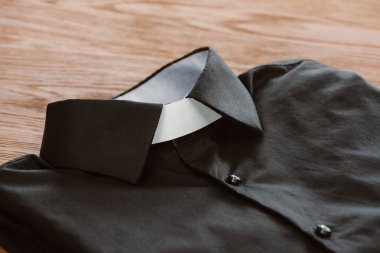 ahşap yüzey üzerinde beyaz yakalı büro gömlek yakın çekim vurdu