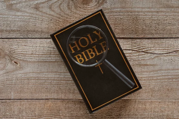 Top View Holy Bible Magnifying Glass Wooden Table — Stock Photo, Image