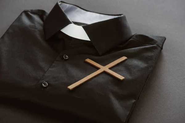 Nahaufnahme Eines Klerikalen Hemdes Mit Kreuz Auf Grauer Oberfläche — Stockfoto