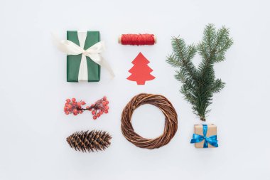 düz lay üzerinde beyaz izole Noel çelenk için düzenlenmiş süslemeleri ile