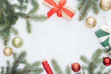 düz lay görücü usulü Çam ağaç dalları, hediyeler ve üzerinde beyaz izole Noel oyuncaklar ile