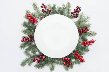 çam ağacı çelenk Noel süsleri ve üzerinde beyaz izole orta yuvarlak boş alanda üstten görünüm
