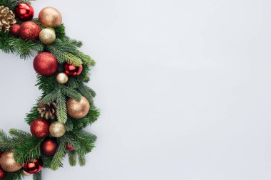beyaz izole kırmızı ve altın Noel oyuncaklar ile dekoratif Festival çelenk üstten görünüm
