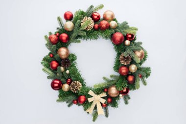 beyaz izole kırmızı ve altın Noel oyuncaklar ile dekoratif Festival çelenk üstten görünüm