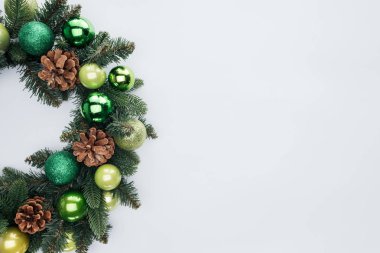 beyaz izole yeşil Noel oyuncaklar ile dekoratif Festival çelenk üstten görünüm