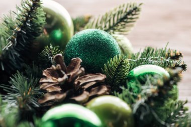 çam ağacı çelenk yeşil Noel topları ile bakış ahşap arka plan üzerinde kapatın