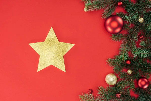 赤と金色のクリスマス ボールとゴールデン スター赤に分離された松の木の枝をフラット レイアウト — ストック写真