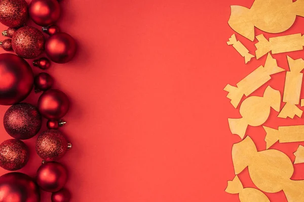 Płaskie Lay Czerwonym Boże Narodzenie Zabawki Dekoracyjne Drewniane Cukierki Czerwonym — Darmowe zdjęcie stockowe