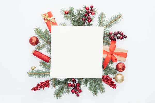 Vista Superior Ramas Pino Decoraciones Navideñas Regalos Con Espacio Blanco — Foto de Stock