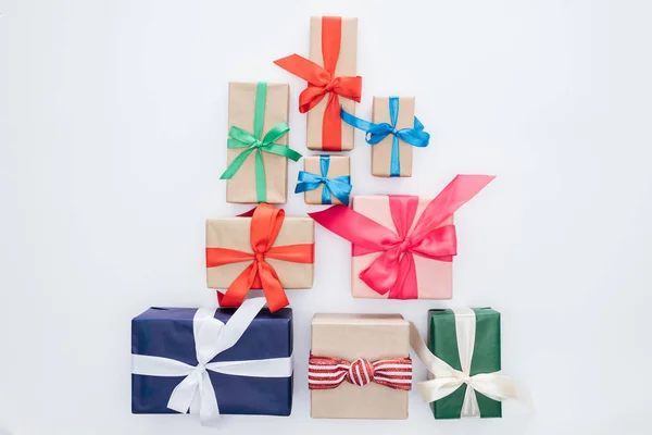 Draufsicht Auf Arrangierte Geschenke Isoliert Auf Weiß — Stockfoto