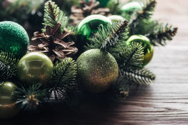 Close Van Kroon Van Boom Van Pijnboom Met Groene Kerstballen — Stockfoto