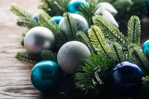 Vista Vicino Della Ghirlanda Pino Con Giocattoli Natale Blu Argento — Foto Stock