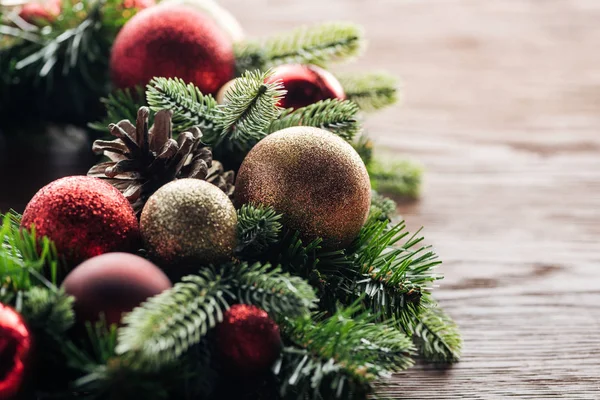 Pohled Borovice Strom Věnec Červenými Zlatými Vánoční Koule Dřevěné Pozadí — Stock fotografie