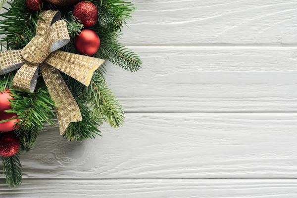 Pohled Shora Věnec Červenými Vánoční Hračky Bílý Dřevěný Povrch — Stock fotografie