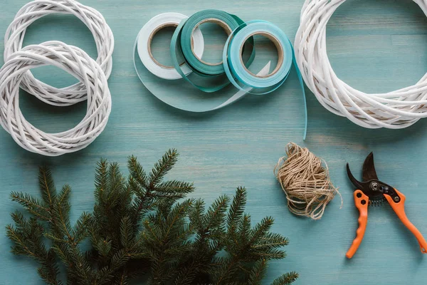 Flat Lay Arranged Decorations Handmade Christmas Wreath Blue Wooden Tabletop — Free Stock Photo