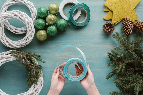 Gedeeltelijke Weergave Van Vrouw Met Lint Voor Handgemaakte Decoratie Van — Stockfoto