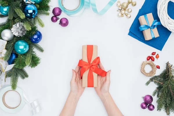 Teilansicht Einer Frau Mit Verpacktem Weihnachtsgeschenk Mit Roter Schleife Isoliert — Stockfoto