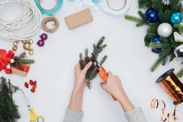 Vista Parcial Mujer Que Corta Rama Del Pino Para Decoración — Foto de stock gratis