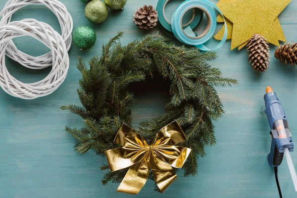 Top view of arranged pine tree branches, decorations for handmade christmas wreath on blue wooden tabletop — Stock Image Top View Arranged Pine Tree Branches Decorations Handmade Christmas Wreath Stock Picture