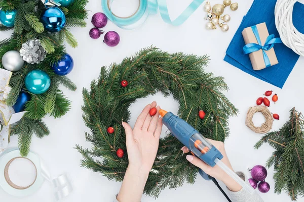Partial view of woman decorating handmade christmas wreath with briar berries isolated on white — Stock Image Partial View Woman Decorating Handmade Christmas Wreath Briar Berries Isolated Stock Picture