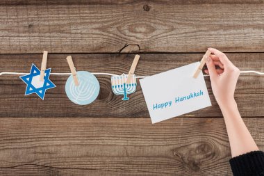 kadının mutlu hannukah kartında ip tatil kağıt ile ilişkilendirmeye kırpılmış atış ahşap yüzey, hannukah kavramı üzerinde işaretler
