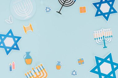 düz lay ile hannukah tatil kağıt üzerinde izole kavramı mavi, hannukah işaretleri