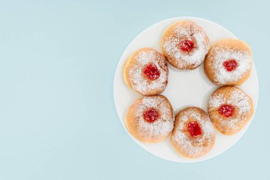 mavi, hannukah kavramı izole hannukah tatil için geleneksel tatlı çörek üstten görünüm