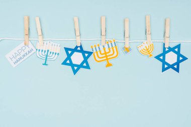 Kağıt üzerinde verimin halat izole mavi, hannukah kavramı işaretleri hannukah tatil üstten görünüm