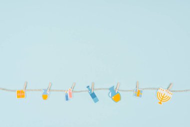 Kağıt üzerinde verimin halat izole mavi, hannukah kavramı işaretleri hannukah tatil üstten görünüm