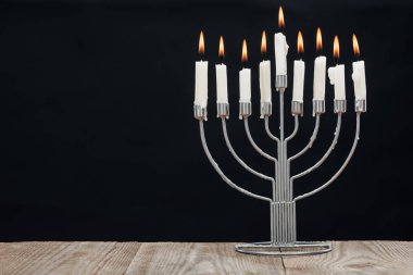 hannukah tatil kutlaması ahşap masa üstü izole üzerinde siyah, hannukah kavramı için mumlar ile Yahudi menorah görünümünü kapat