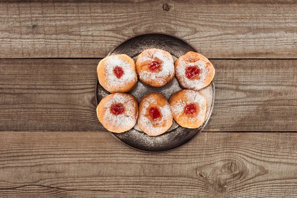 Vista Superior Rosquinhas Doces Mesa Madeira Conceito Celebração Hannukah — Fotografia de Stock