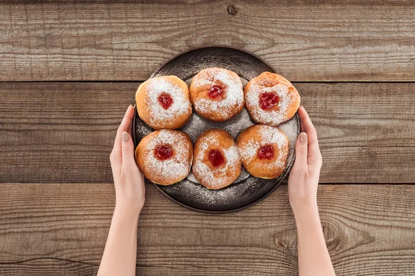 Visão Parcial Mulher Segurando Placa Com Doces Donuts Hannukah Comida — Fotografia de Stock