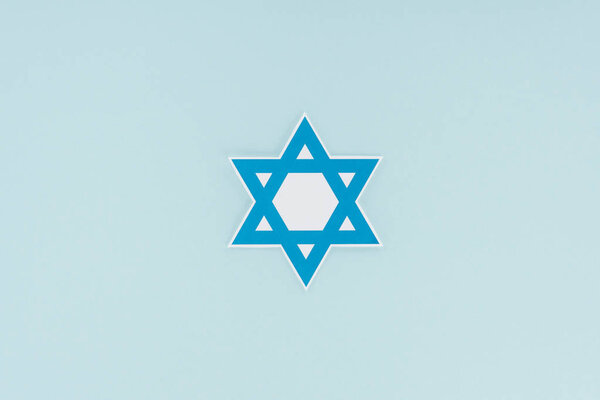 вид сверху на традиционную еврейскую звезду, изолированную на голубой, Hannukah праздничной концепции
