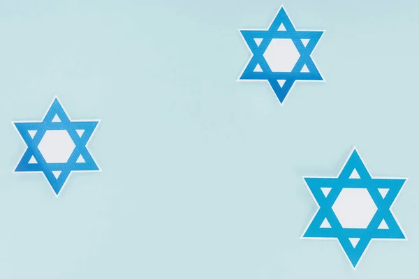 Flat Lay Traditional Jewish Stars Isolated Blue Hannukah Holiday Concept — Free Stock Photo