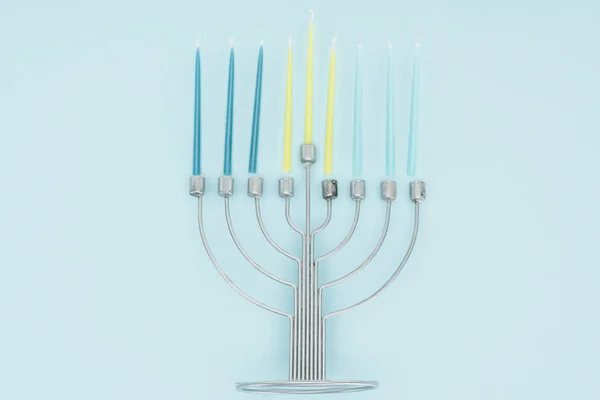 Vista Dall Alto Menorah Candele Sfondo Blu Concetto Celebrazione Hannukah — Foto Stock