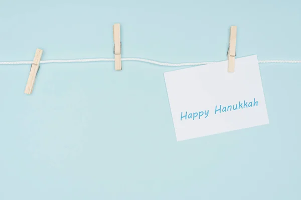 Vista Superior Tarjeta Feliz Hannukah Vinculada Cuerda Con Clavija Ropa — Foto de stock gratis