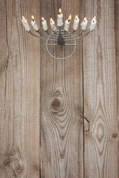 木製の表面 Hannukah ホリデイ コンセプトに伝統的な本枝の燭台の蝋燭のトップ ビュー — ストック写真