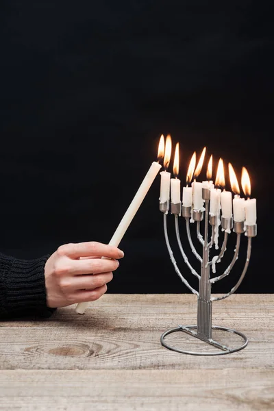 Teilansicht Einer Frau Die Kerzen Auf Der Menora Anzündet Auf — kostenloses Stockfoto