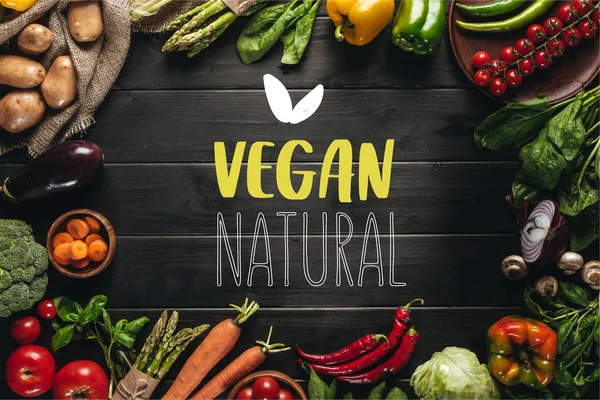 Rám Organických Čerstvé Zeleniny Vyhození Dřevěnou Desku Nápisem Přírodní Vegan — Stock fotografie